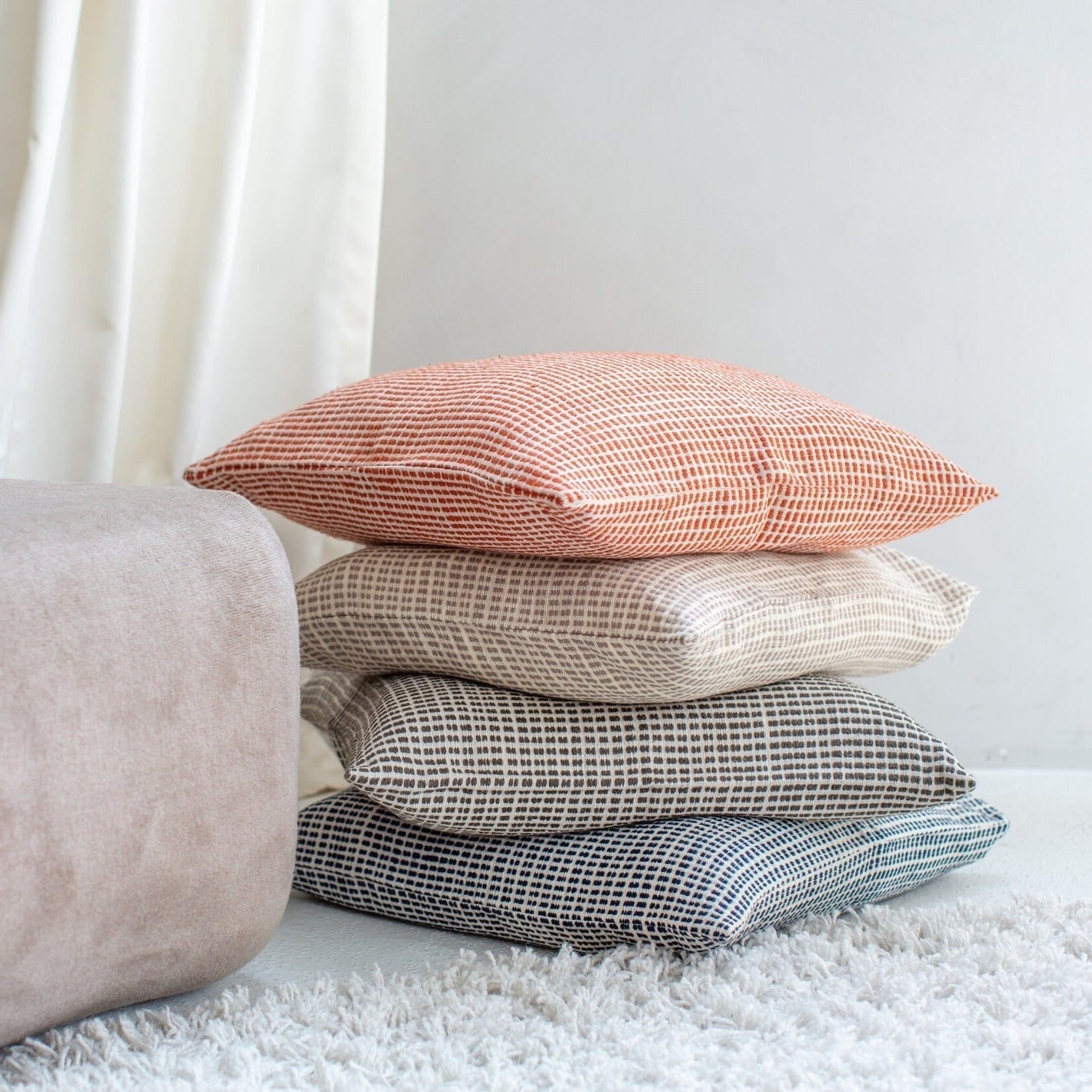 Akobo Handwoven Cushion – Dark Grey | Traditional Ethiopian Pick‑Up Weave by Sabahar
